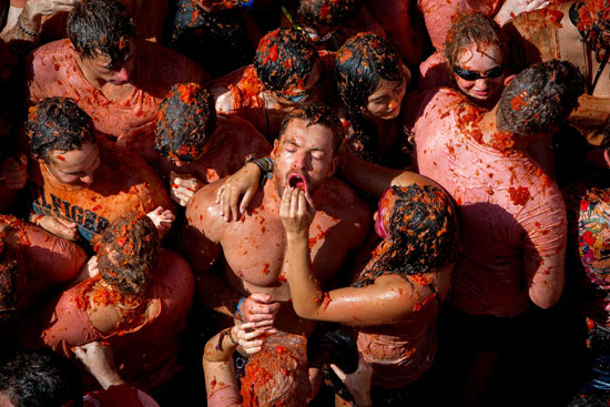 أسبانيون يحتفلون بمهرجان الطماطم